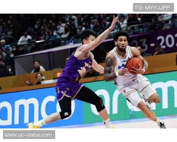 布克复出状态渐入佳境半场出战13分钟贡献10分2助